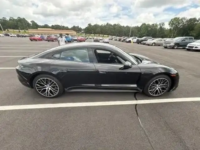 2021 Porsche Taycan Base's photo
