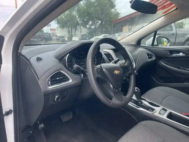 2017 Chevrolet Cruze LS Auto's photo