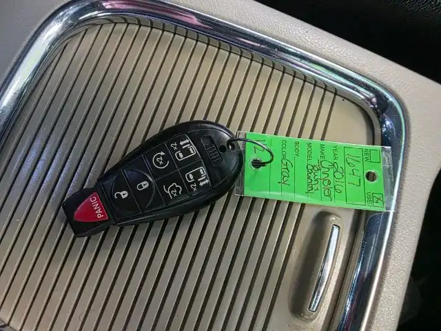 2016 Chrysler Town & Country Anniversary Edition's photo