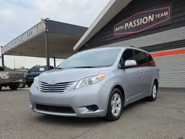2017 Toyota Sienna LE V6 7-Passenger Access Seat's photo