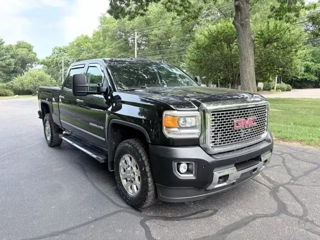 2015 GMC Sierra 4WD Crew Cab Short Box's photo