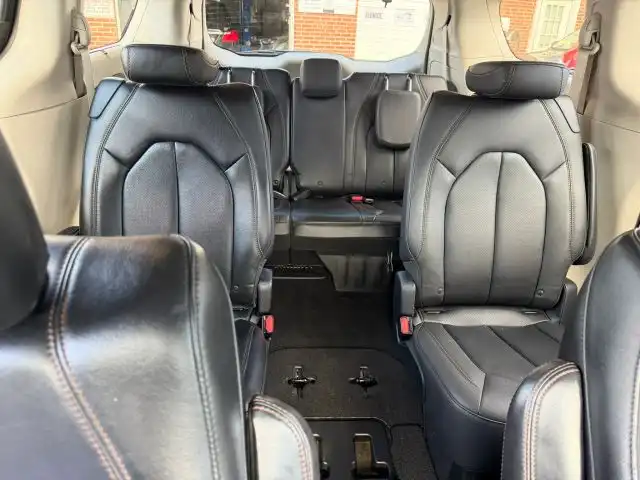 2018 Chrysler Pacifica Touring L's photo