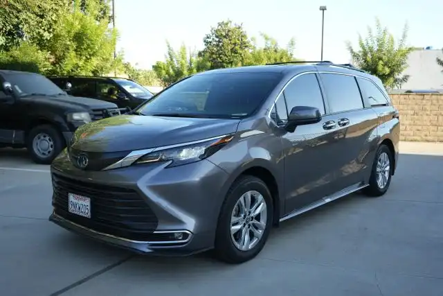 2024 Toyota Sienna XLE 7-Passenger Hybrid AWD's photo
