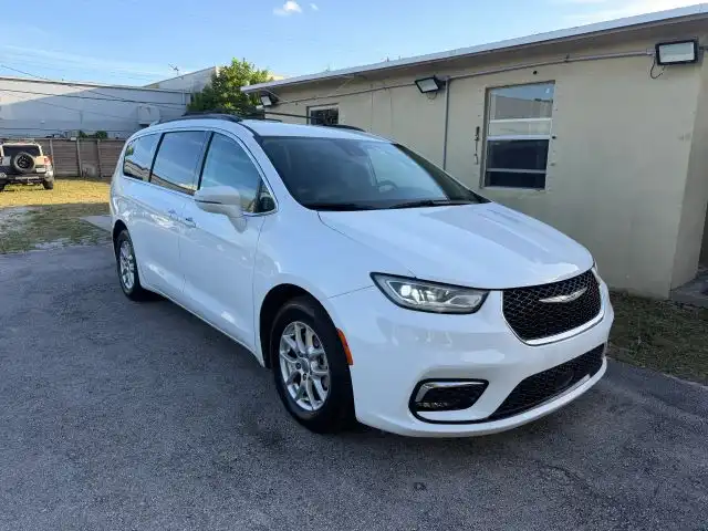 2022 Chrysler Pacifica Touring L's photo