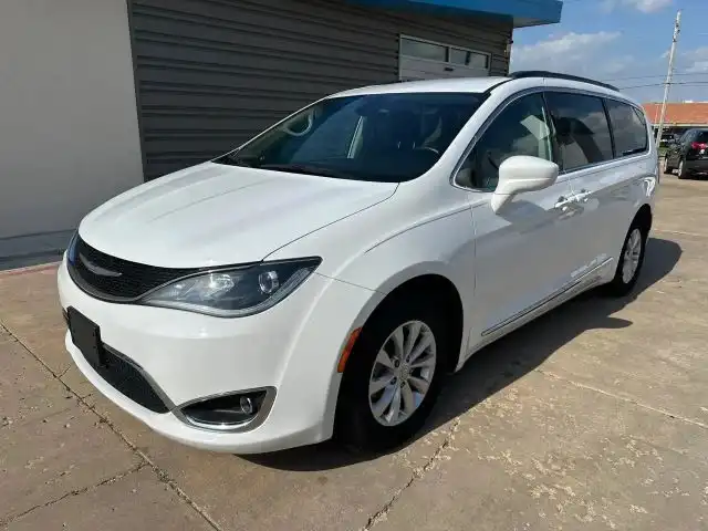 2017 Chrysler Pacifica Touring-L's photo