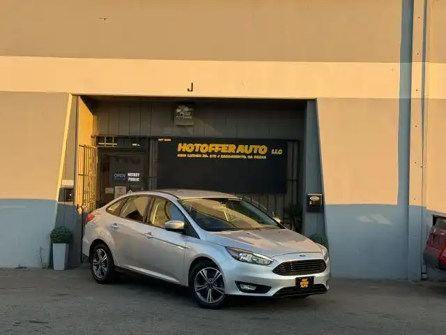 2018 Ford Focus Sedan SE's photo