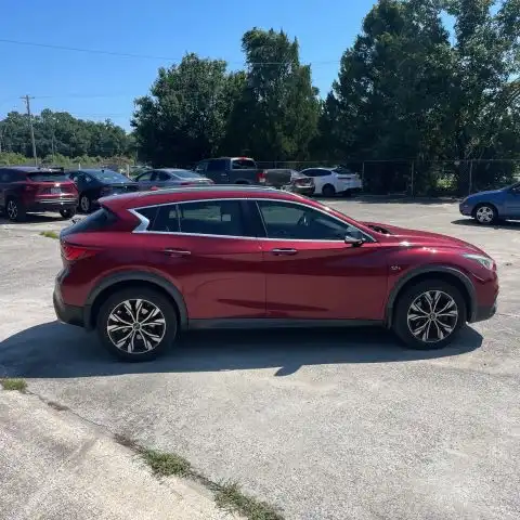 2017 INFINITI QX30 Premium AWD's photo