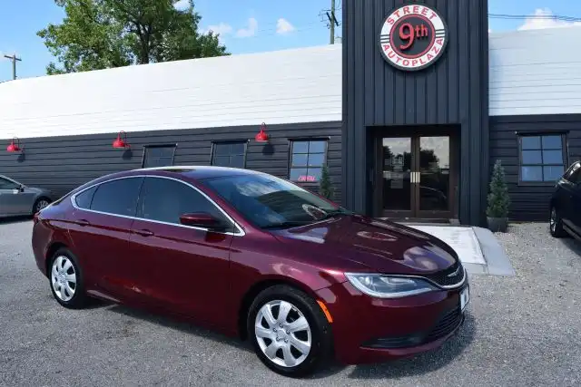 2015 Chrysler 200 LX's photo