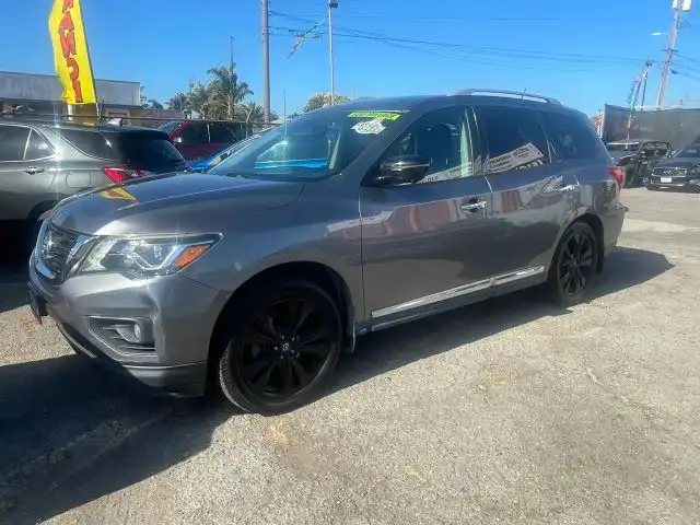 2017 Nissan Pathfinder Platinum 2WD's photo