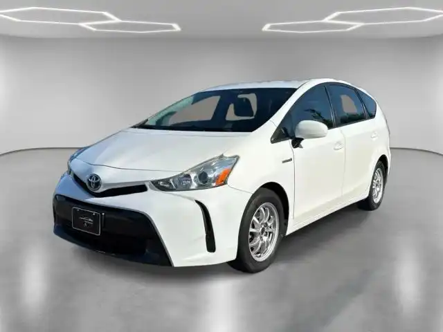 2016 Toyota Prius v Five's photo