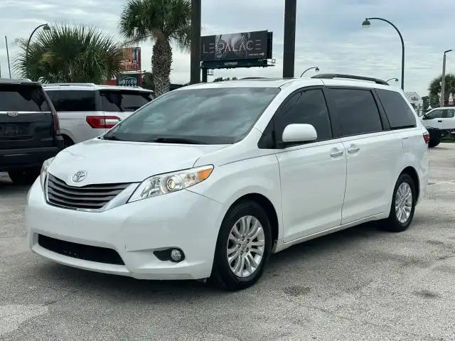 2016 Toyota Sienna XLE V6 7-Passenger Access Seat's photo