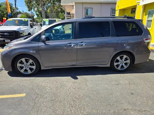 2018 Toyota Sienna SE V6 8-Passenger's photo