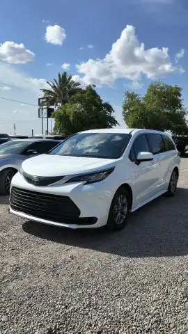 2021 Toyota Sienna LE 8-Passenger Hybrid FWD's photo