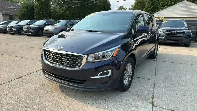 2020 Kia Sedona LX's photo