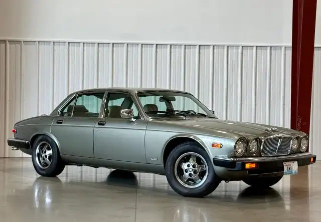 1987 Jaguar XJ Base's photo