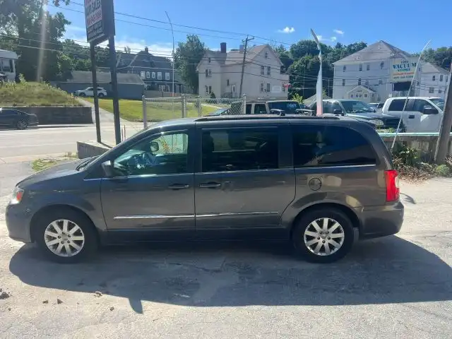 2016 Chrysler Town & Country Touring's photo
