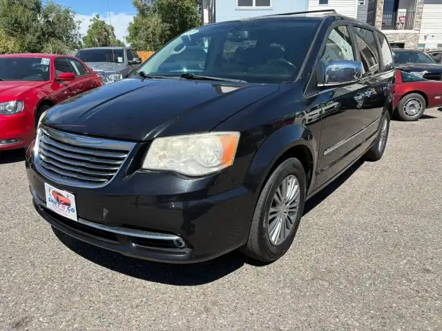 2013 Chrysler Town & Country Touring L's photo