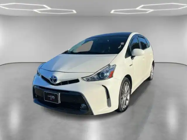 2017 Toyota Prius v Five's photo