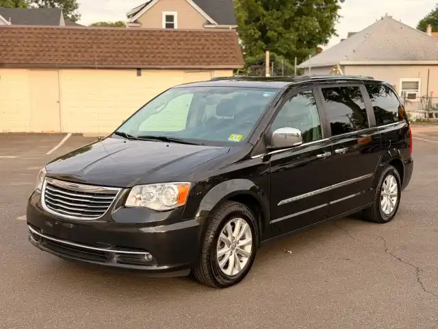 2015 Chrysler Town & Country Limited Platinum's photo