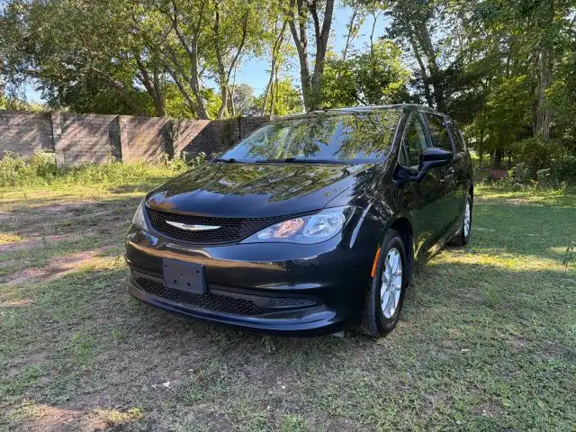 2022 Chrysler Voyager LX's photo