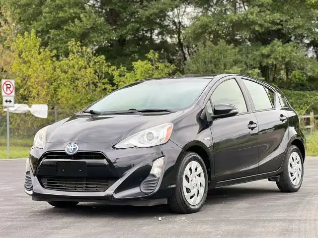 2016 Toyota Prius c Two's photo