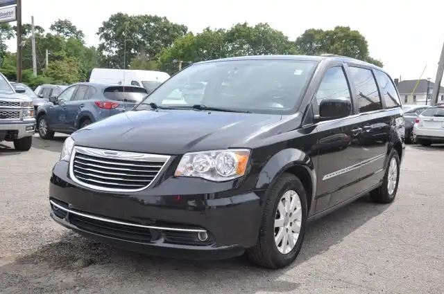 2013 Chrysler Town & Country Touring's photo