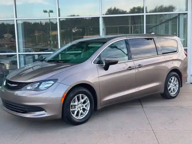 2017 Chrysler Pacifica Touring's photo
