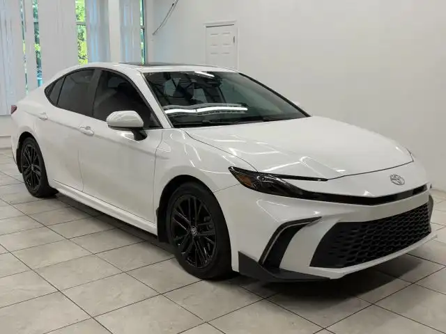 2025 Toyota Camry SE Hybrid's photo