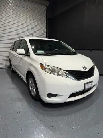 2012 Toyota Sienna LE V6 7-Passenger Access Seat's photo