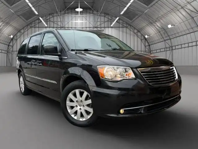 2016 Chrysler Town & Country Touring's photo