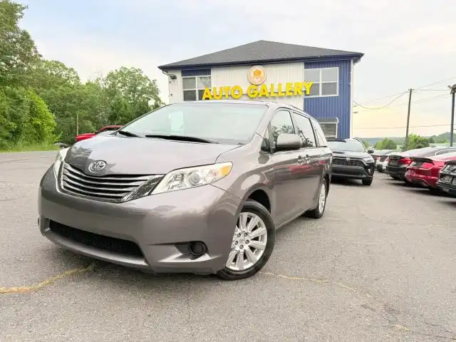 2017 Toyota Sienna LE V6 AWD 7-Passenger's photo