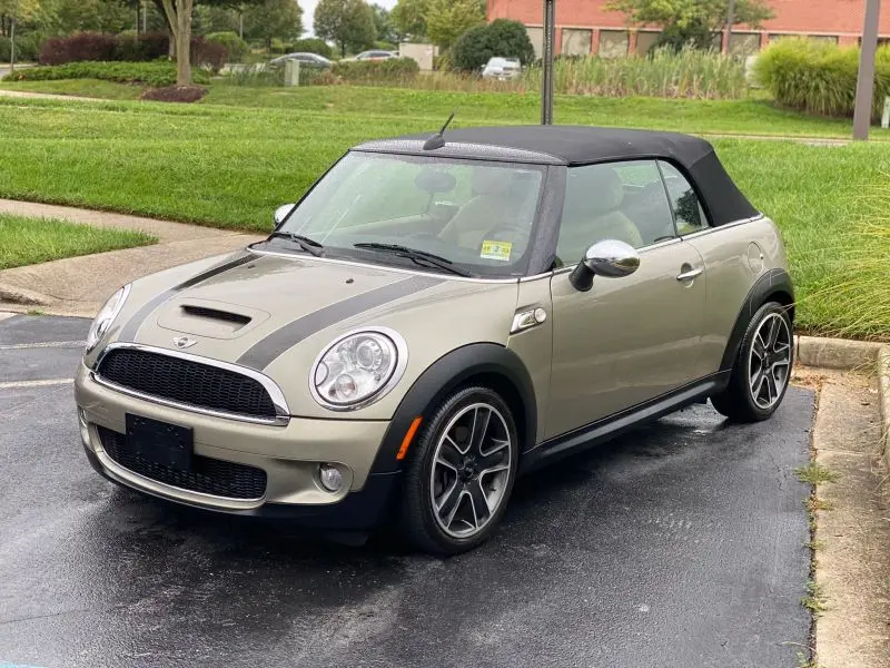 2010 MINI Cooper S photo 1