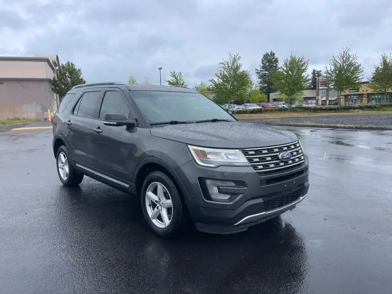 2017 Ford Explorer XLT 4WD photo 1