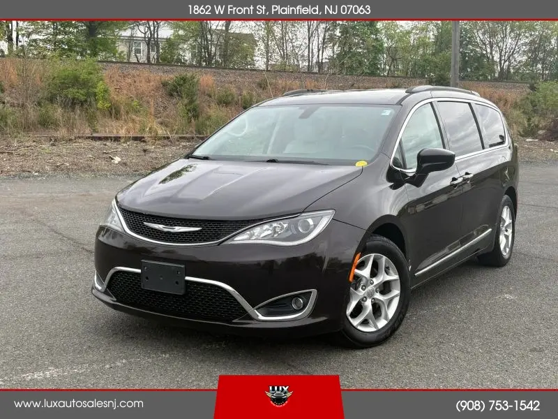 2017 Chrysler Pacifica Touring-L photo 1