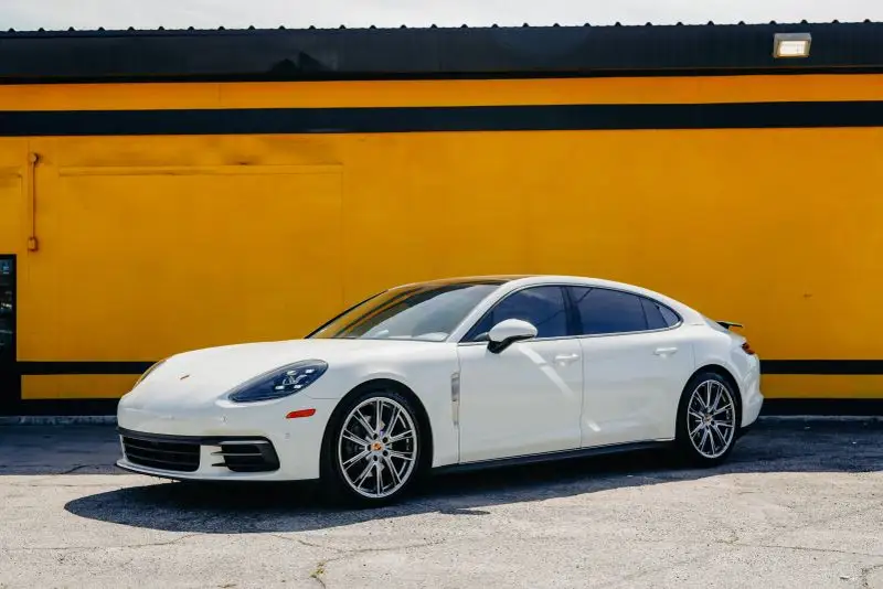2019 Porsche Panamera 4 Executive photo 1