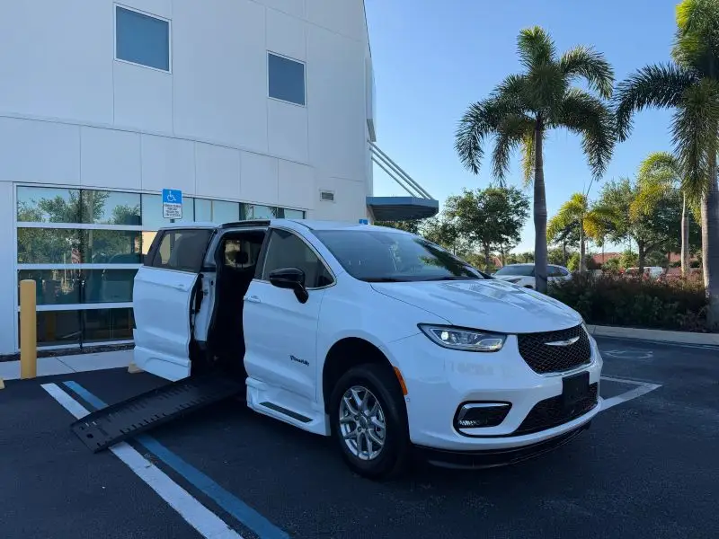 2025 Chrysler Pacifica Select photo 1