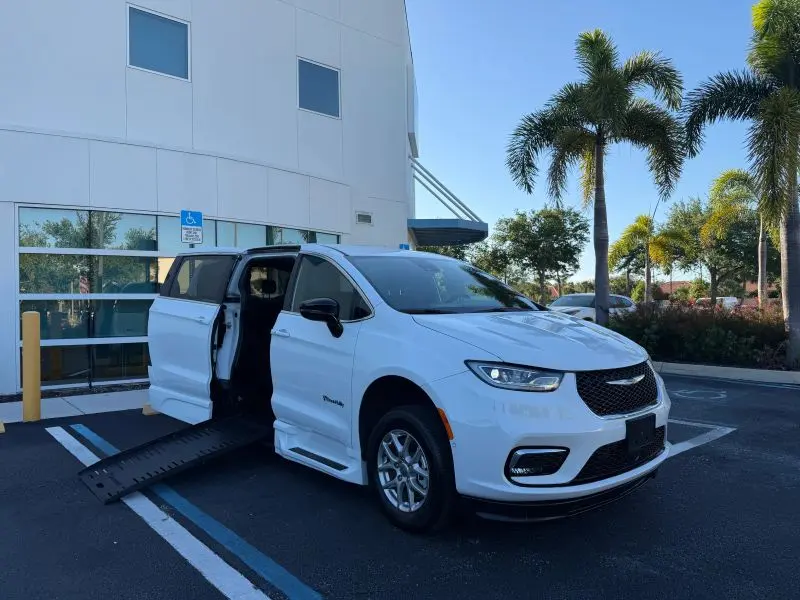 2025 Chrysler Pacifica Select photo 1