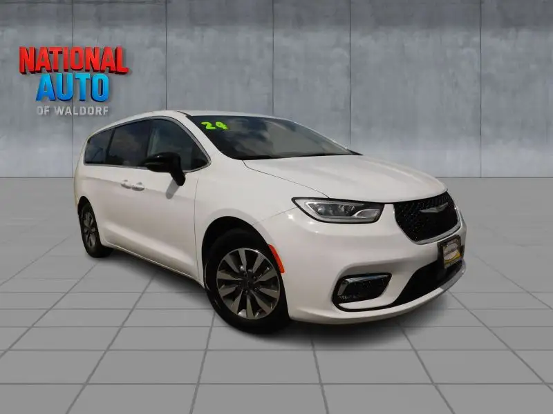2024 Chrysler Pacifica Hybrid Select PHEV photo 1