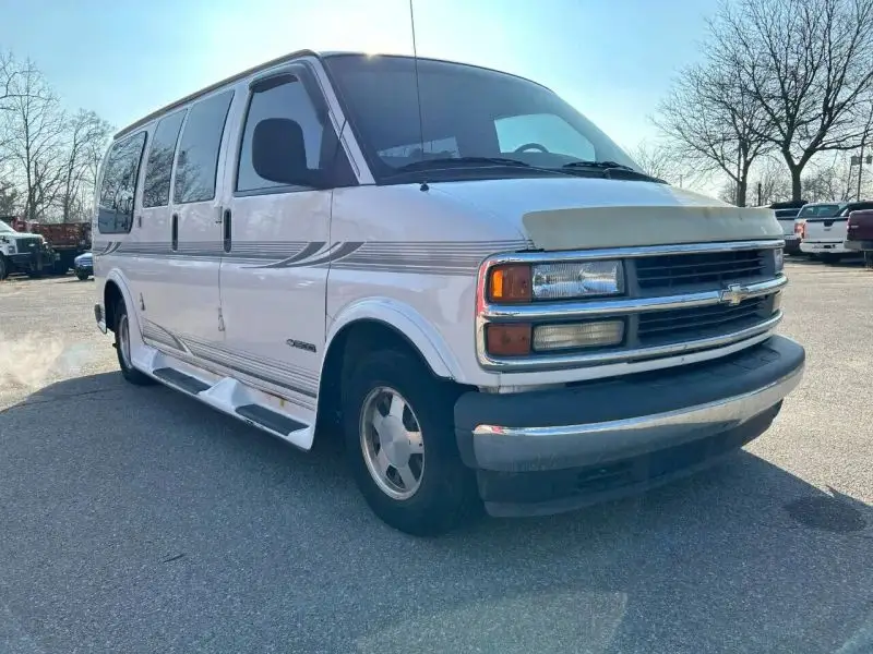 2001 Chevrolet Express 1500 photo 1