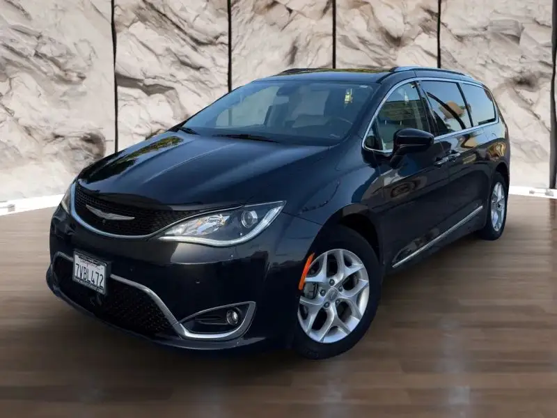 2017 Chrysler Pacifica Touring-L Plus photo 1