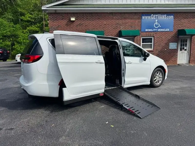 2026 Chrysler Pacifica Select photo 1
