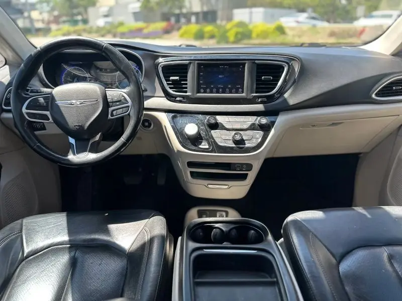 2020 Chrysler Pacifica Touring L photo 1