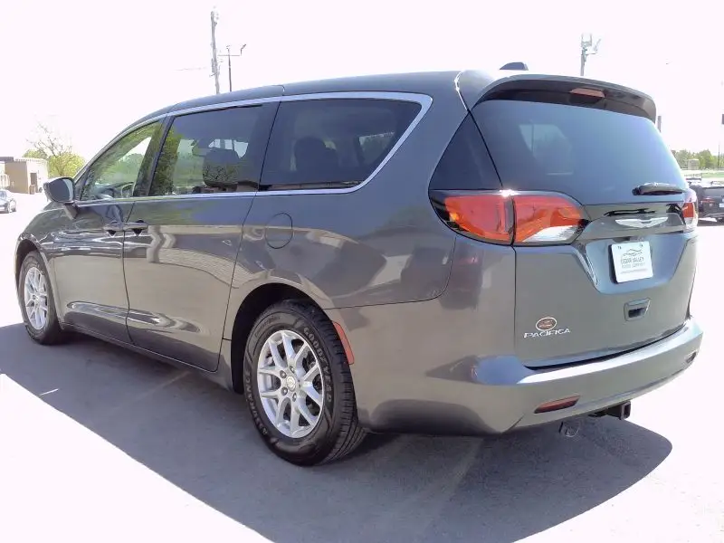 2017 Chrysler Pacifica Touring photo 1
