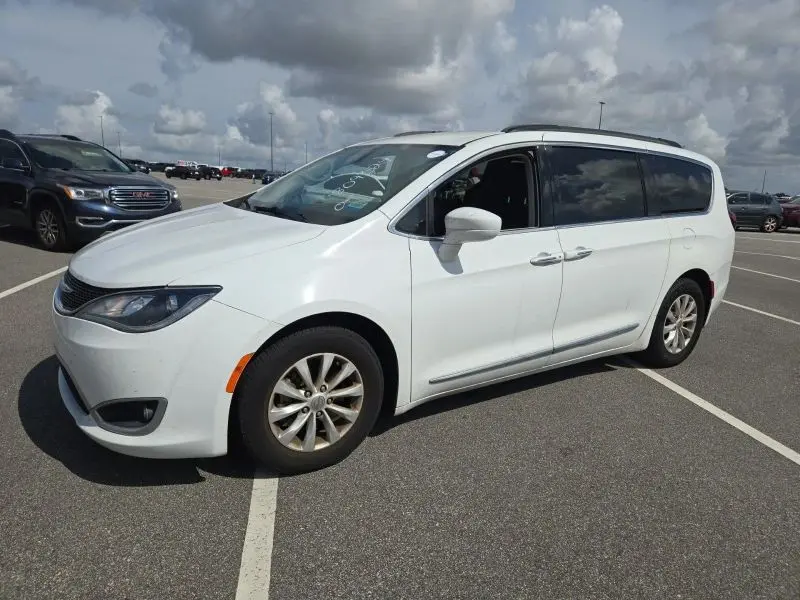 2017 Chrysler Pacifica Touring-L photo 1