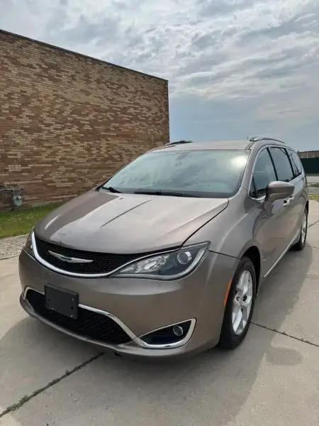 2018 Chrysler Pacifica Touring L photo 1