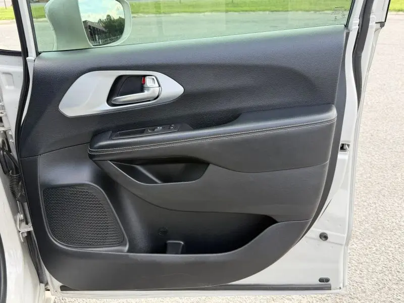 2020 Chrysler Pacifica Touring L photo 1