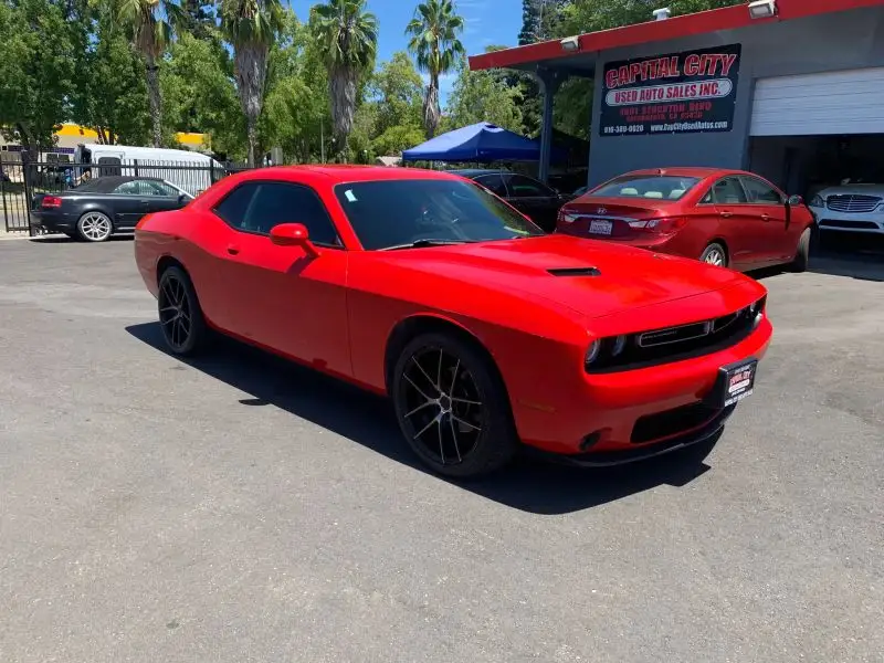 2016 Dodge Challenger SXT photo 1