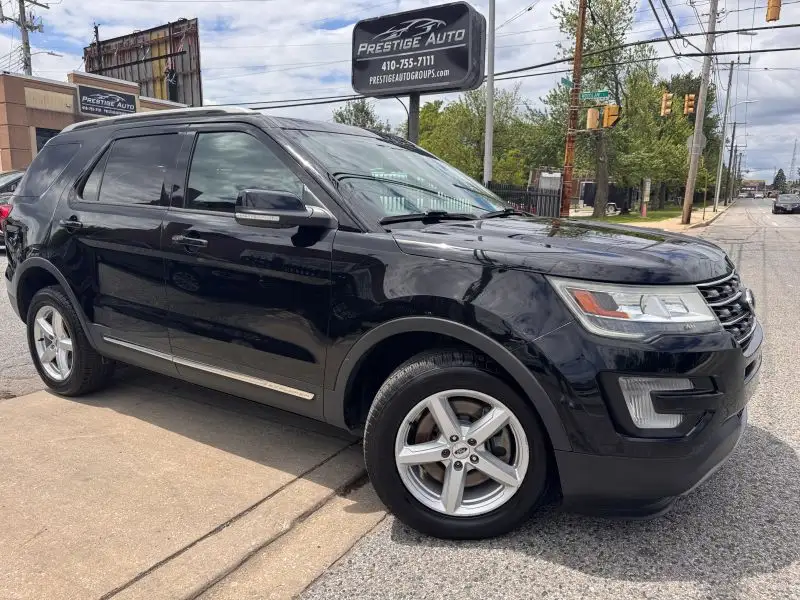 2017 Ford Explorer XLT 4WD photo 1