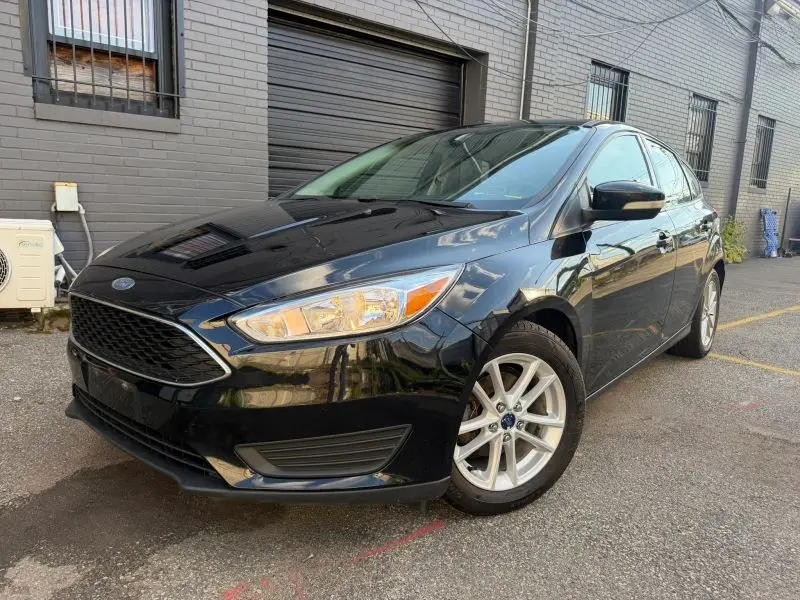 2017 Ford Focus SE Hatchback 5-Door photo 1