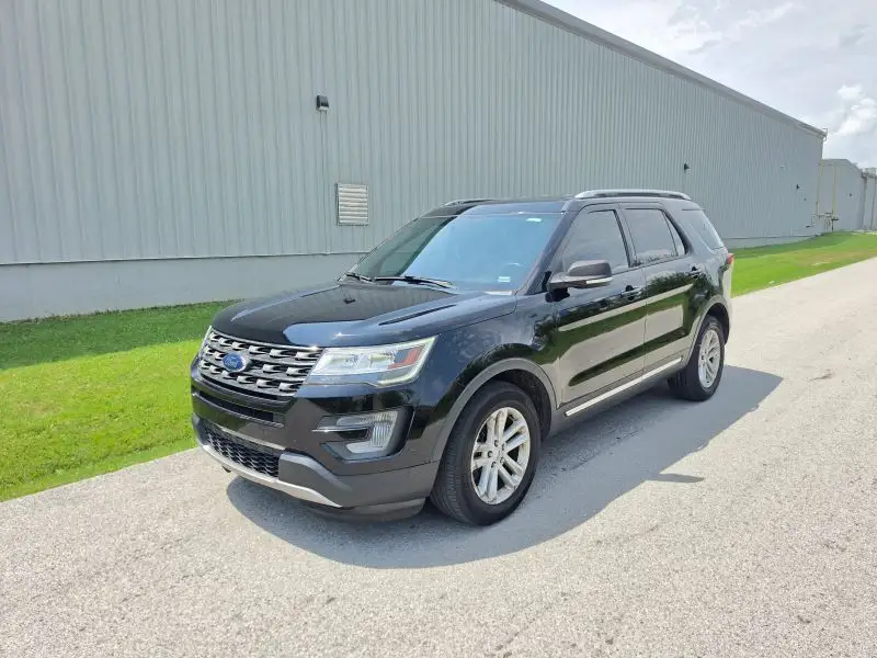2017 Ford Explorer XLT FWD photo 1